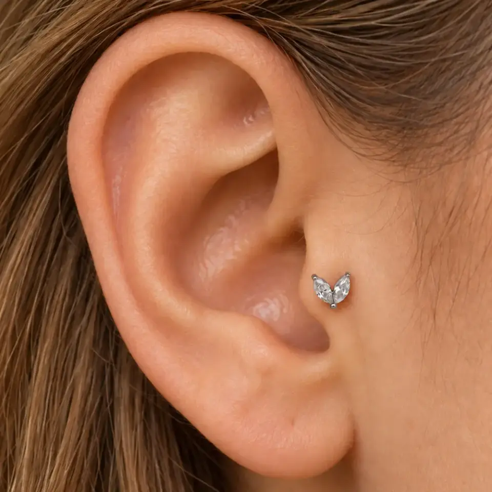 gumus-iki-markiz-tragus-piercing