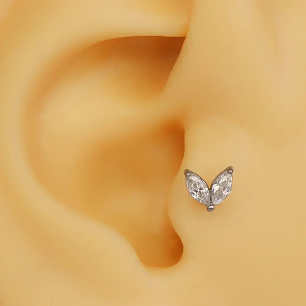 İki markiz taşlı gümüş renk 316L cerrahi çelik tragus piercing flatback detay çekimi