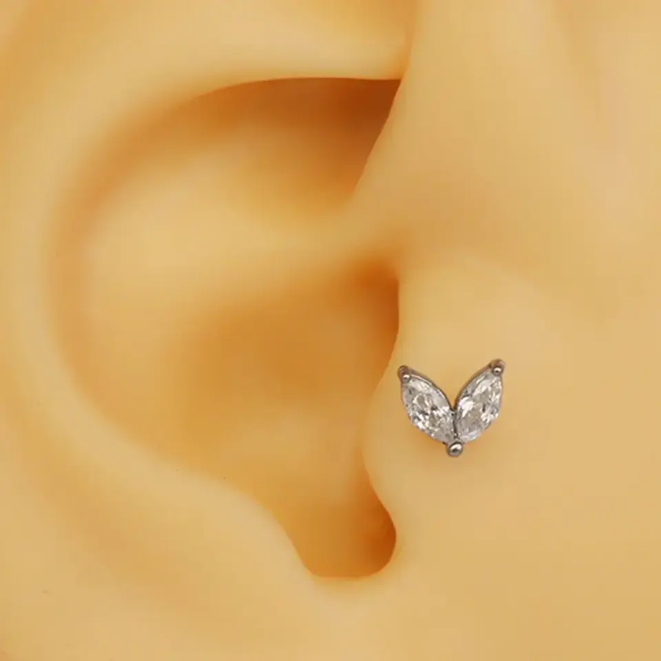 İki markiz taşlı gümüş renk 316L cerrahi çelik tragus piercing flatback detay çekimi