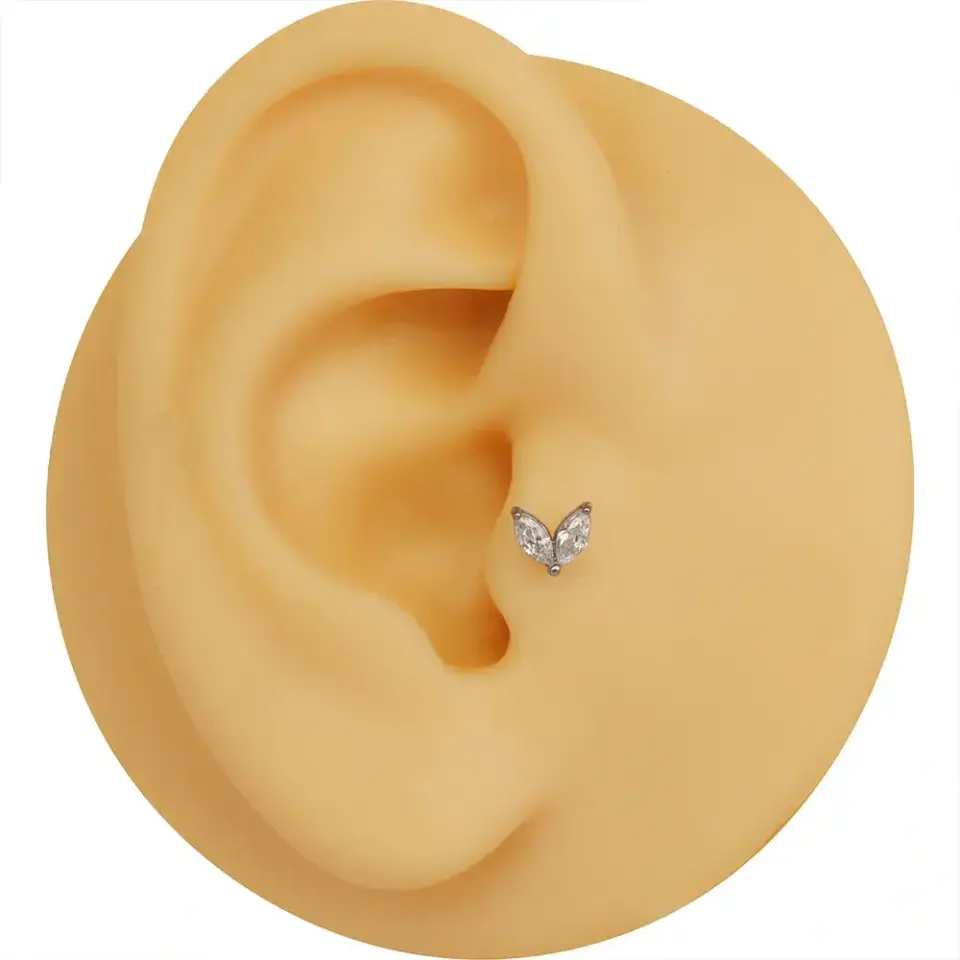 316L medikal çelik anti-alerjik gümüş iki markiz tragus piercingin kıkırdaktaki şık duruşu