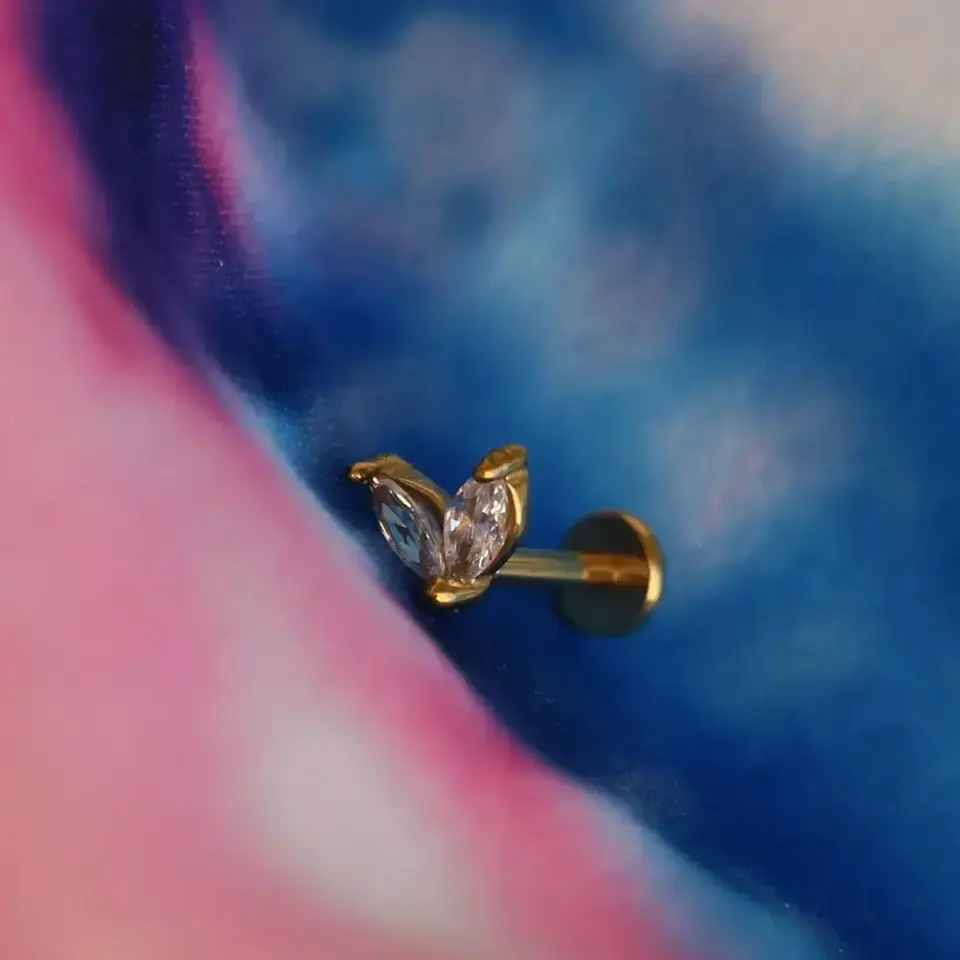 Arkası düz vidalı sistem altın iki markiz piercingin konforlu flatback taban detay