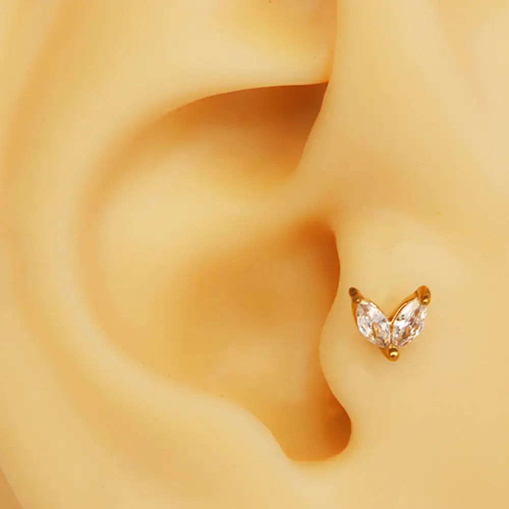 İki markiz taşlı altın renk 316L cerrahi çelik tragus piercing flatback detay çekimi