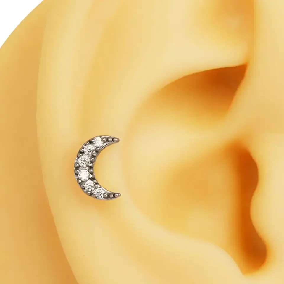 Zirkon taşlı hilal figürlü gümüş renk 316L cerrahi çelik tragus piercing flatback detay çekimi