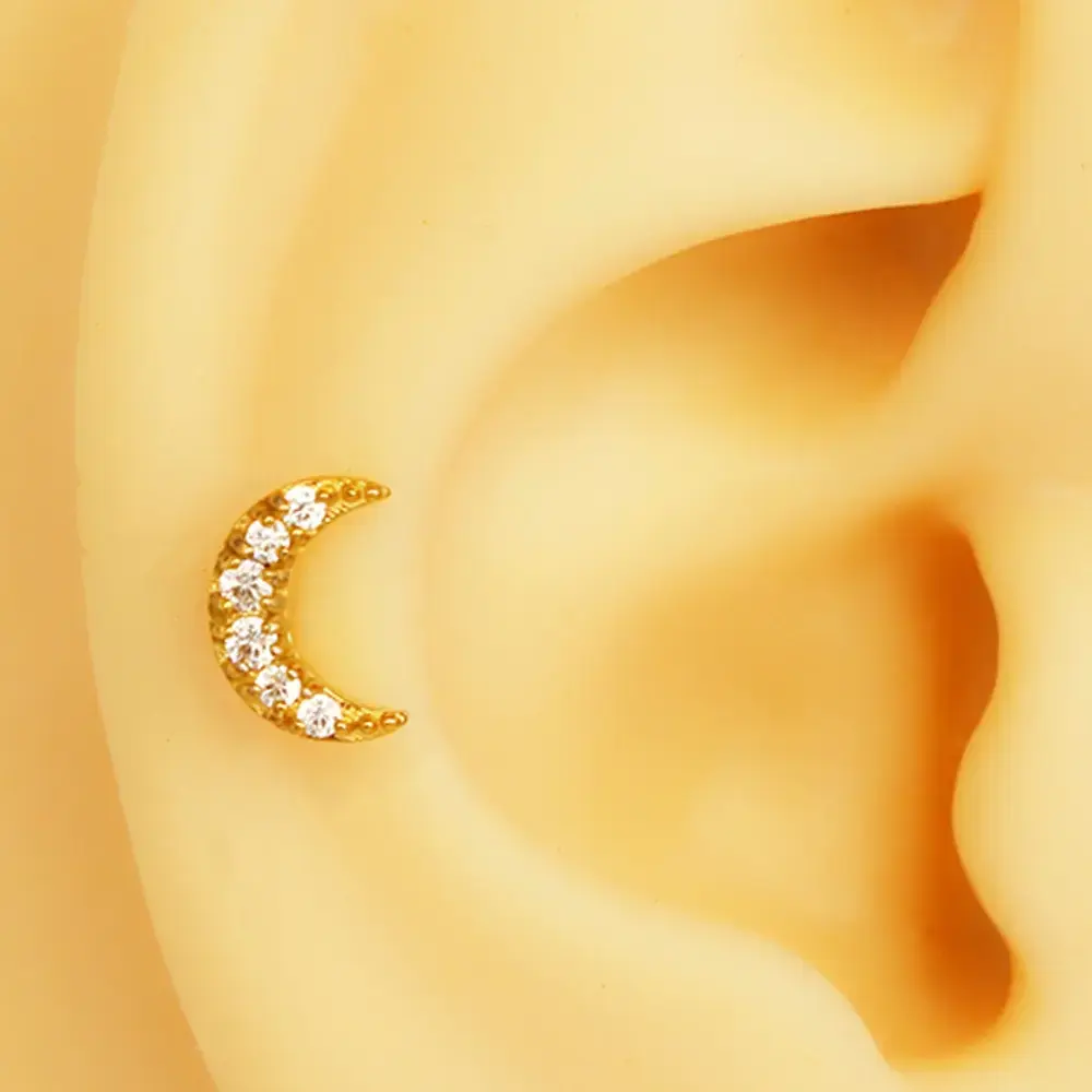 Zirkon taşlı hilal figürlü altın renk 316L cerrahi çelik tragus piercing flatback detay çekimi