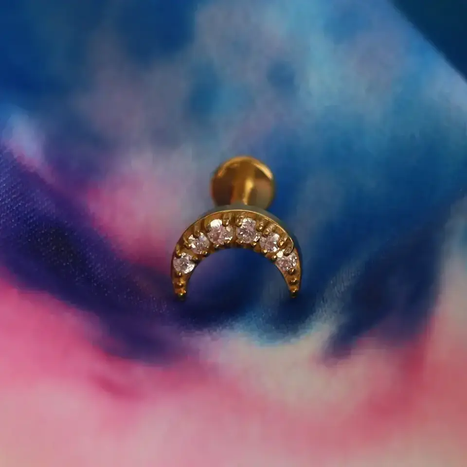 Arkası düz vidalı sistem altın hilal piercingin konforlu flatback taban detay fotoğrafı