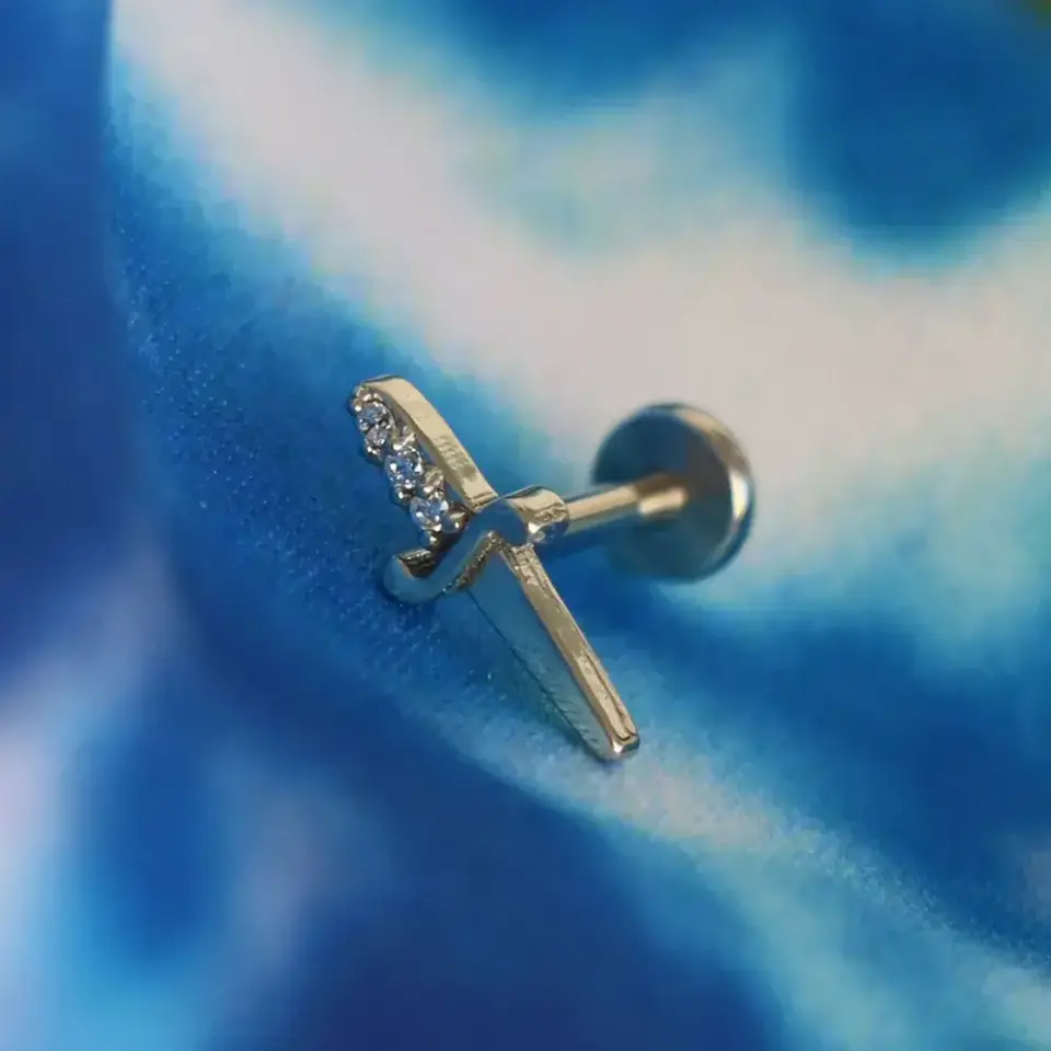 duz-arkali-flatback-gumus-kilic-tragus-piercing-modelleri