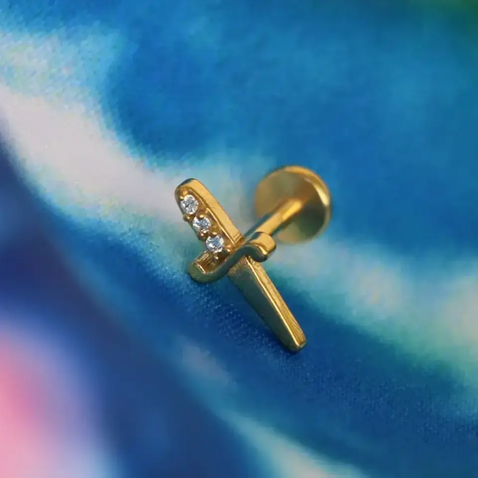 duz-arkali-flatback-tragus-helix-kikirdak-piercing-altin-rengi