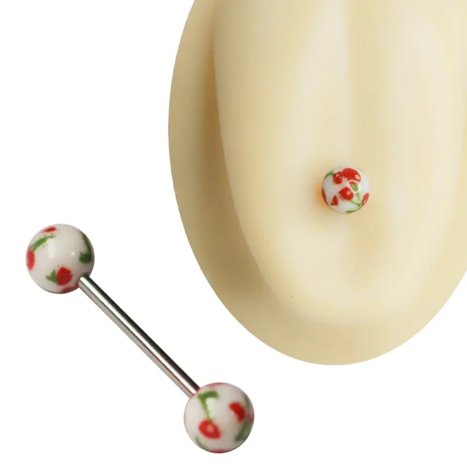 Beyaz zemin üzerinde kırmızı kiraz ve yeşil yaprak desenli toplara sahip cerrahi çelik dil piercingi 16 mm