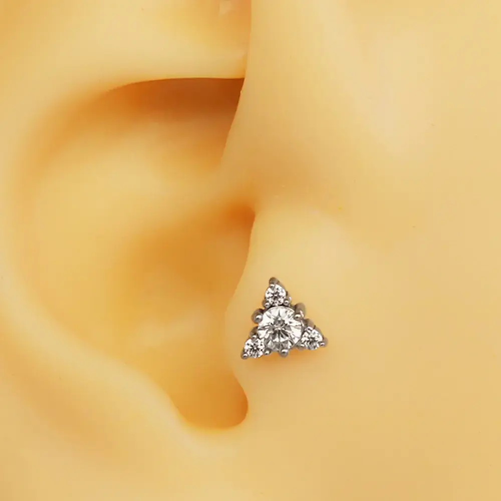 gumus-renk-zirkon-tasli-geometrik-ucgen-tragus-helix-kikirdak-piercing