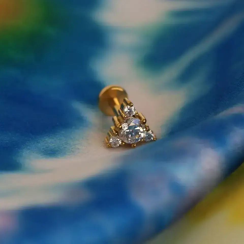 arkasi-duz-flatback-gold-ucgen-tragus-piercing-modelleri