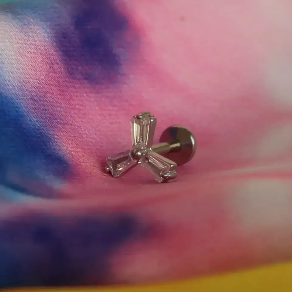 minimal-isiltili-gumus-baget-zirkon-helix-piercing-gorunumu