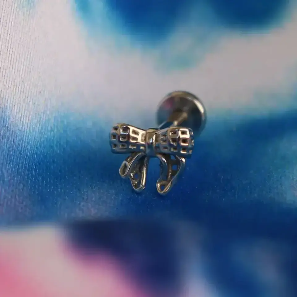 duz-arkali-flatback-gumus-fiyonk-tragus-piercing-gorunumu