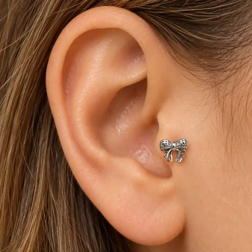 gumus-fiyonk-tragus-piercing