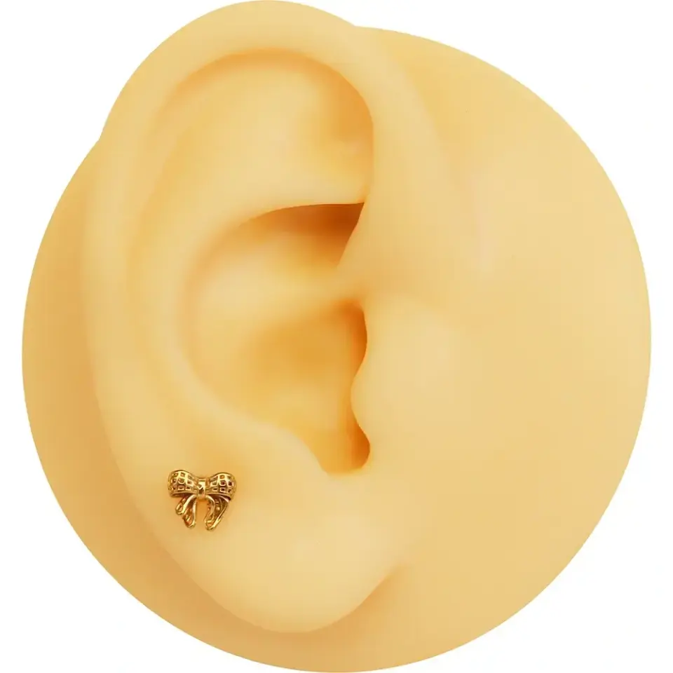 duz-arkali-flatback-gold-fiyonk-tragus-piercing-gorunumu