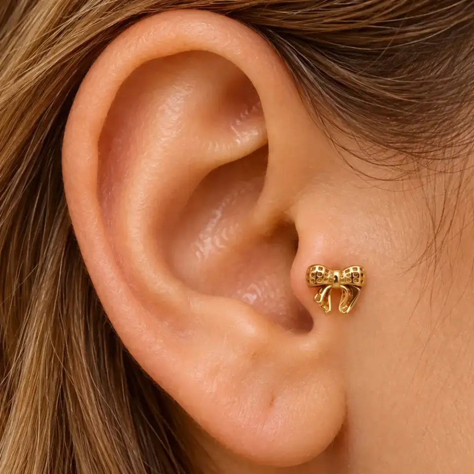 gold-fiyonk-tragus-piercing