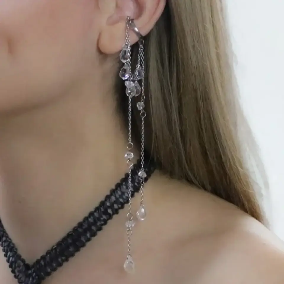 Kulak deldirmeden takılan kristal damlalı deliksiz earcuff küpe