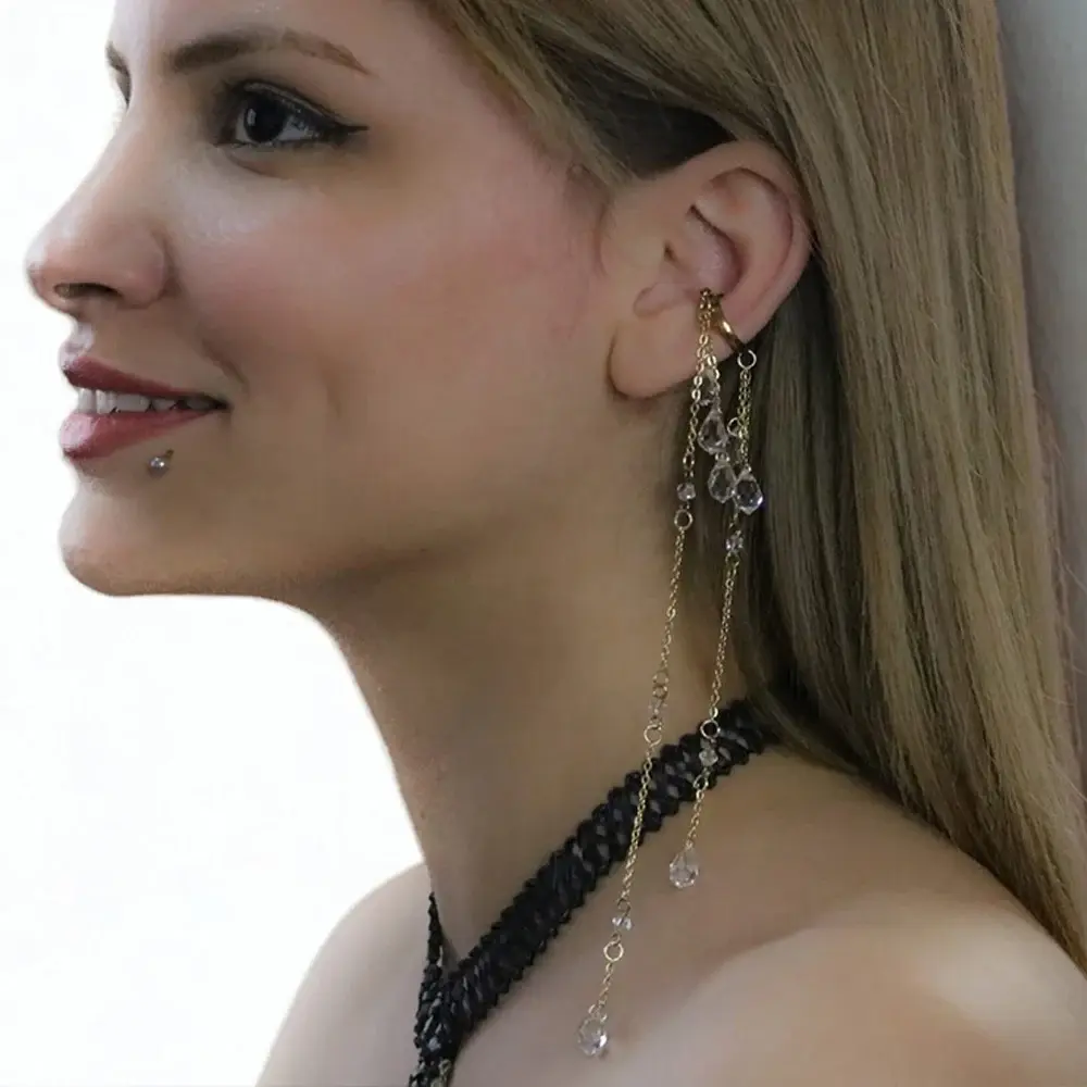 Altın rengi zincirli ve kristal taşlı deliksiz earcuff küpe
