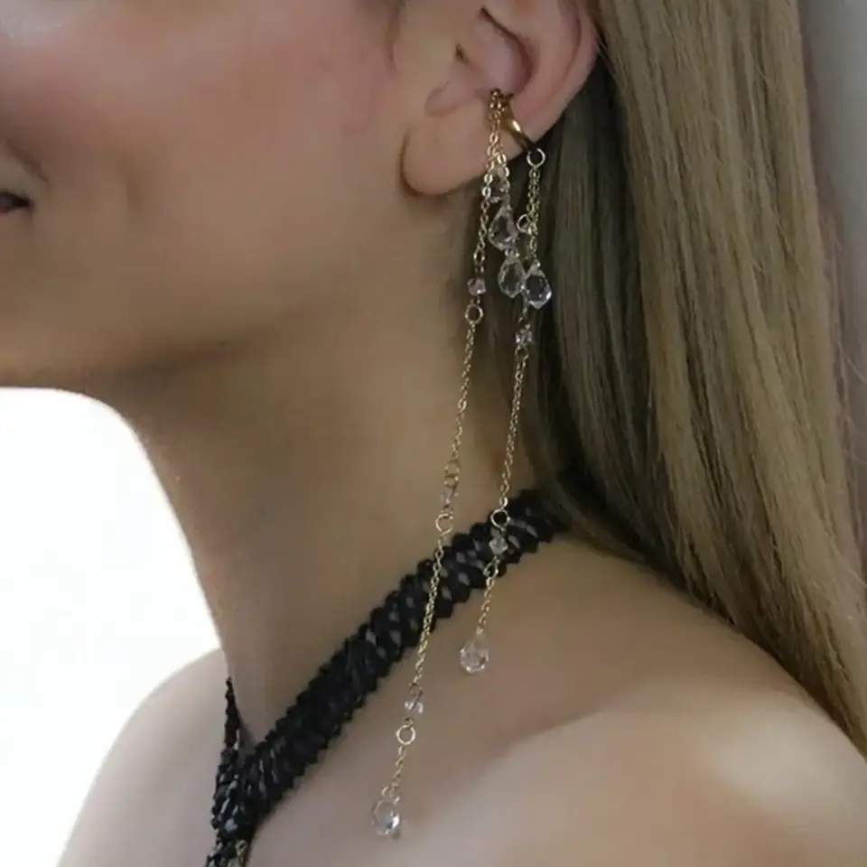 Sıkıştırma yöntemiyle takılan deliksiz earcuff küpe