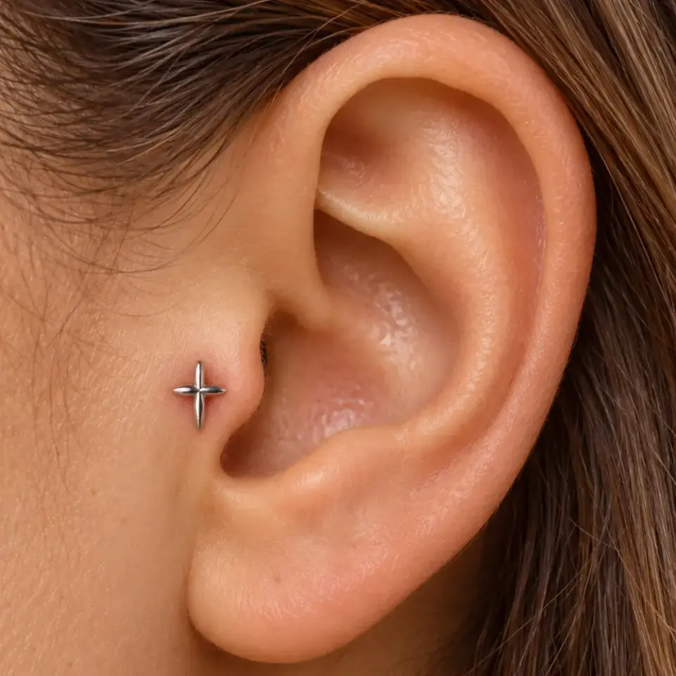 kutup-yildizi-tragus-piercing-gumus
