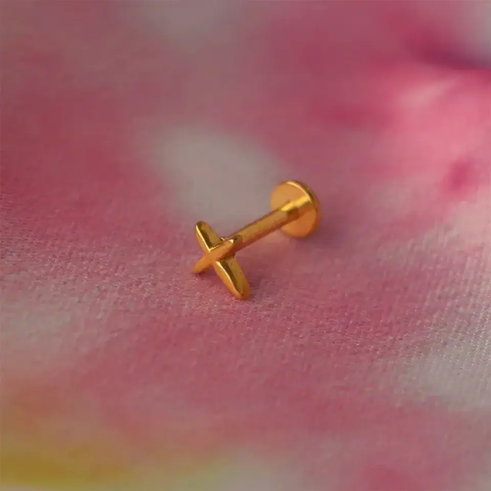 Altın sarısı kutup yıldızı kıkırdak küpesi helix ve conch uyumlu piercing
