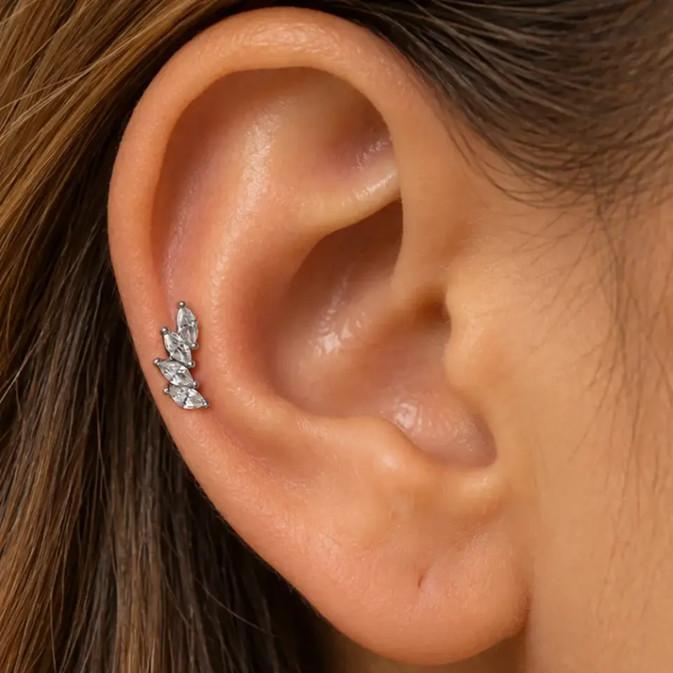 kavisli-tasli-gumus-helix-piercing