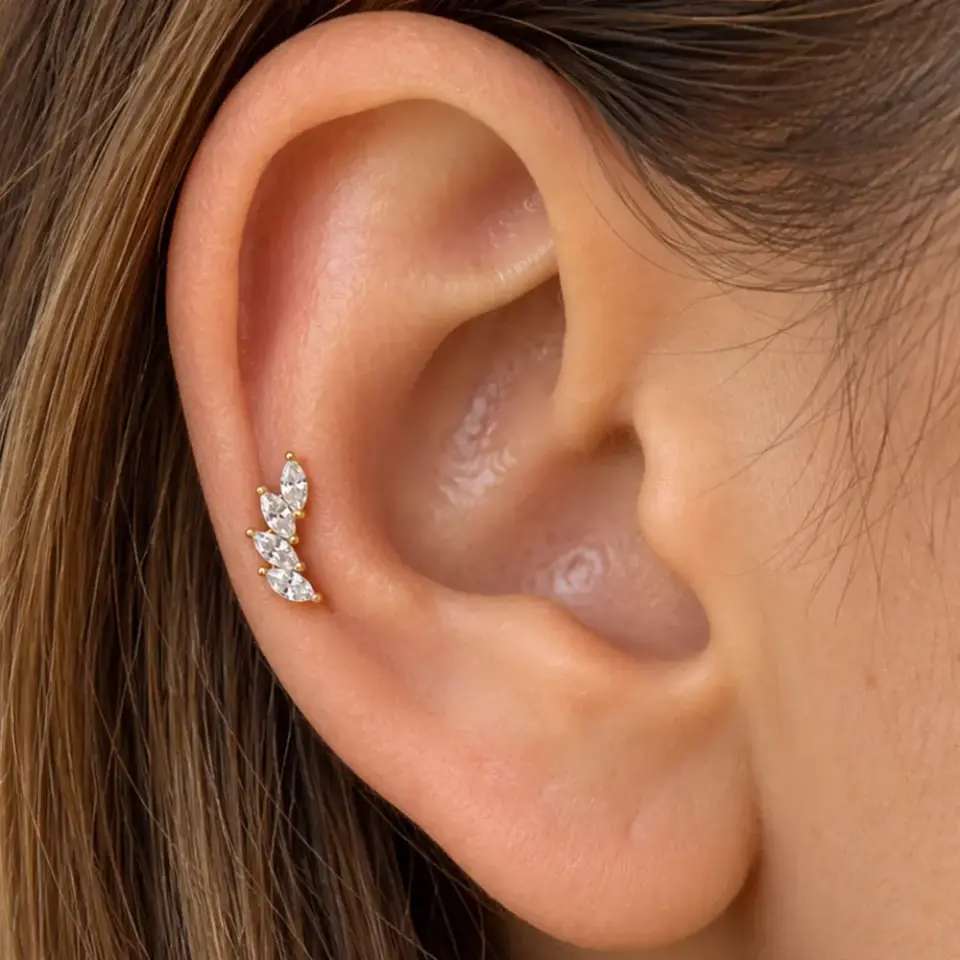 kavisli-tasli-gold-helix-piercing