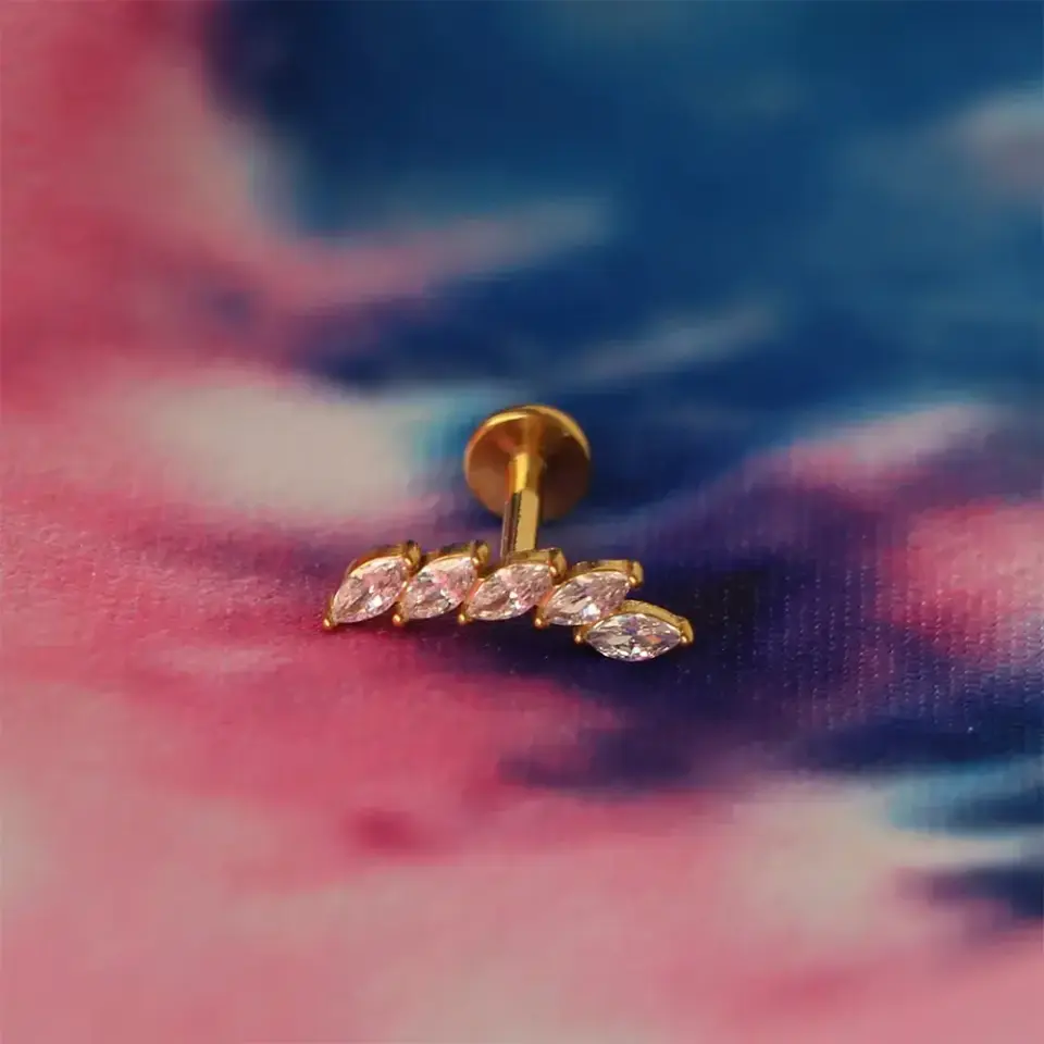 Altın sarısı markiz beş taşlı kıkırdak küpesi helix ve conch uyumlu piercing