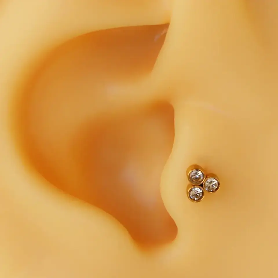 Sarı altın kaplama üçlü zirkon taşlı 316L cerrahi çelik tragus piercing