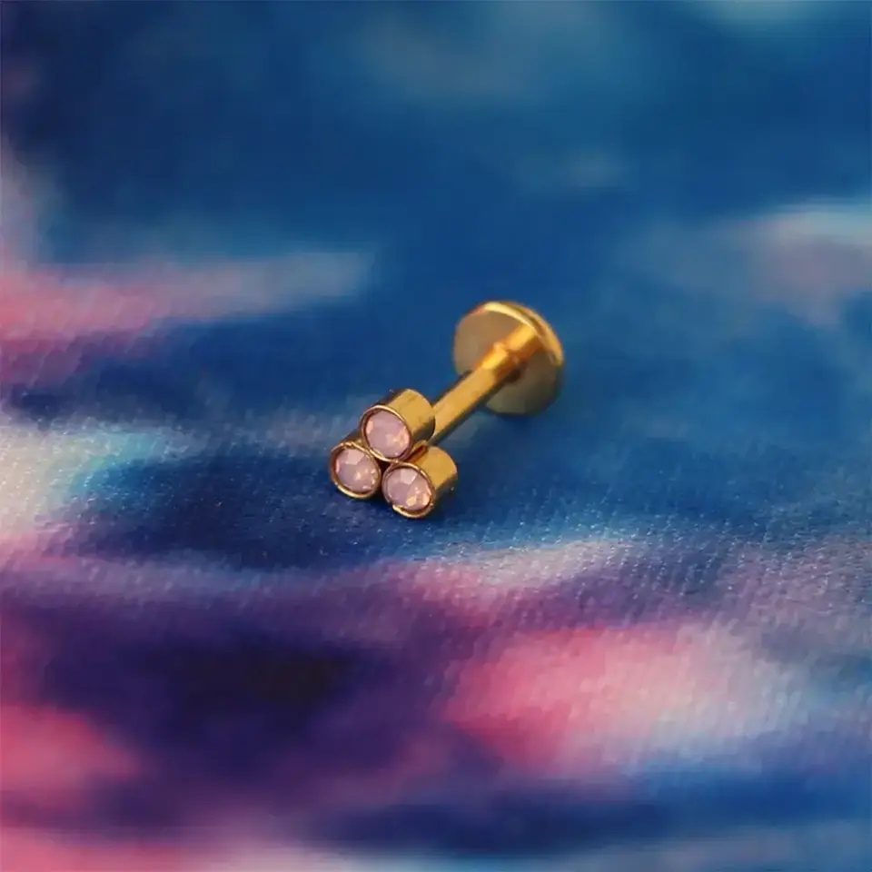 Arkası düz vidalı altın sarısı pembe taşlı piercing