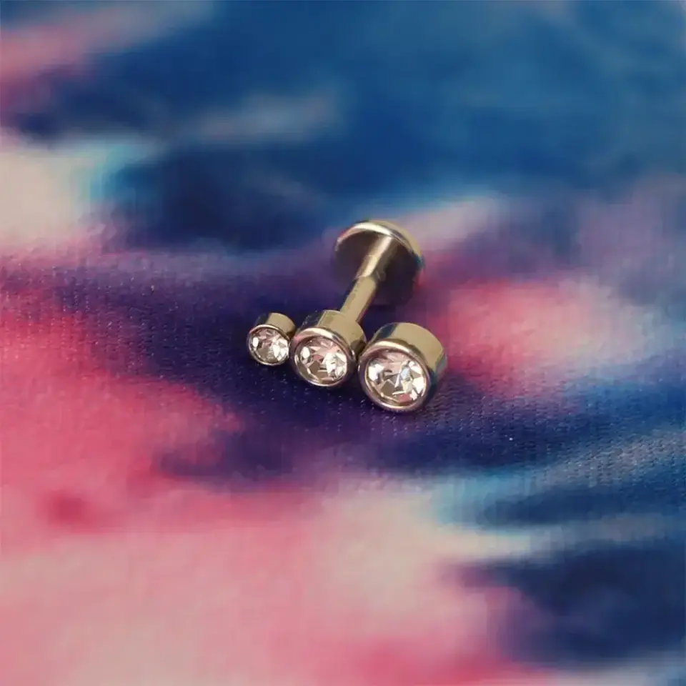 Kademeli zirkon taşlı gümüş kıkırdak küpesi helix lobe piercing flatback