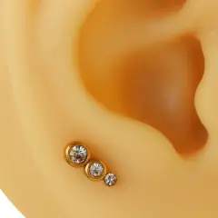 Sarı altın renk sıralı 3 zirkon taşlı 316L cerrahi çelik helix piercing.