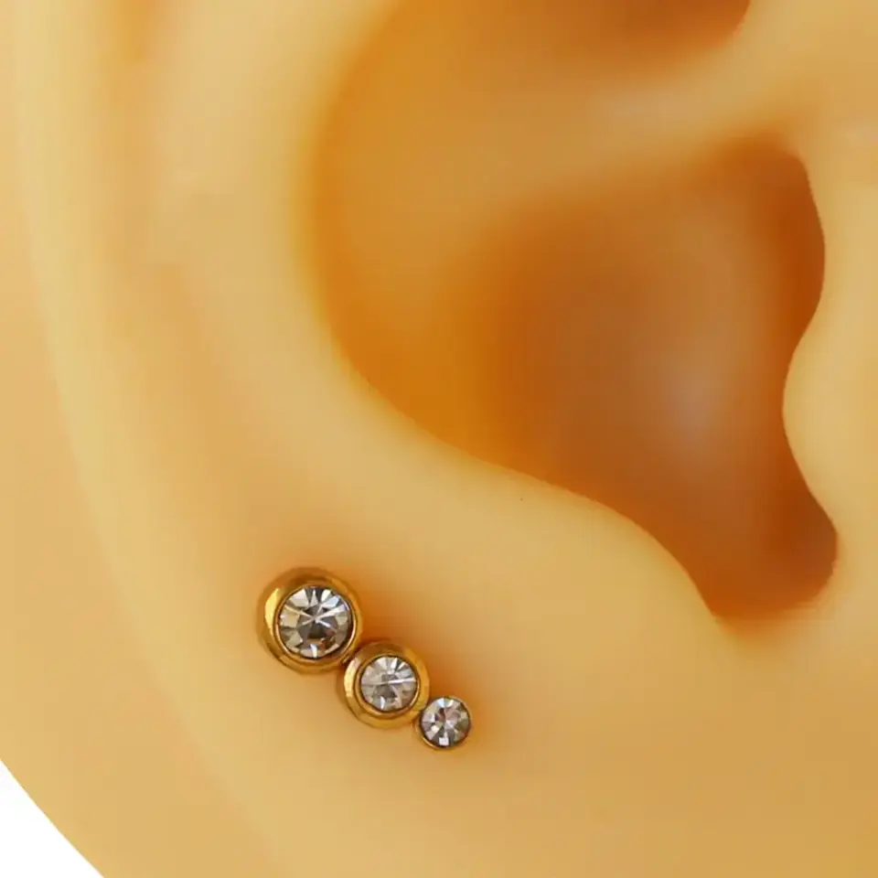 Sarı altın renk sıralı 3 zirkon taşlı 316L cerrahi çelik helix piercing.