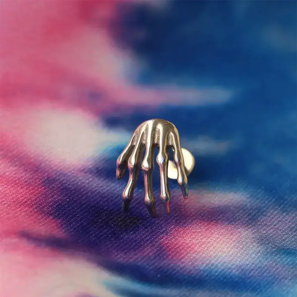 Gotik iskelet eli kıkırdak küpesi helix ve conch uyumlu piercing