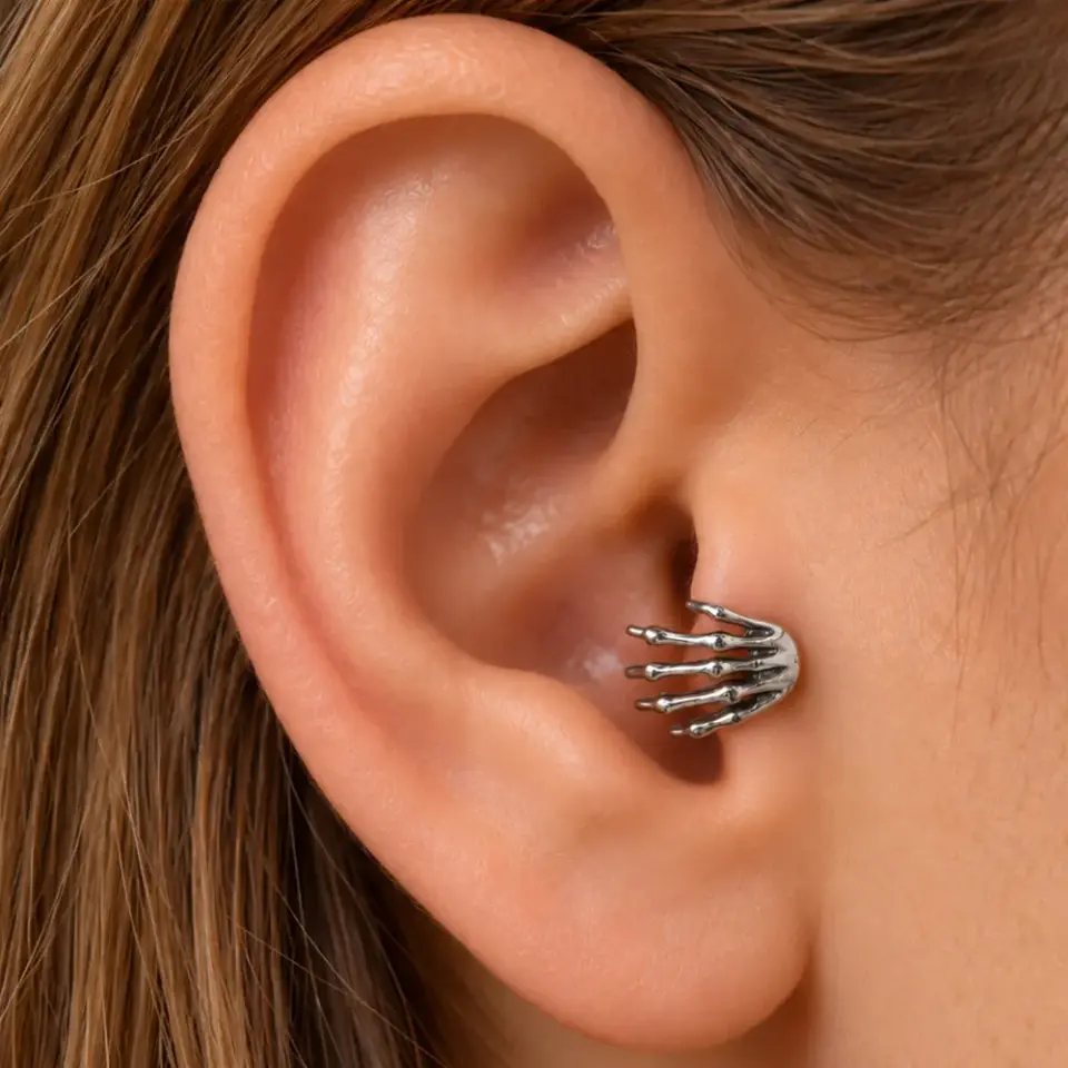 iskelet-eli-tragus-piercing