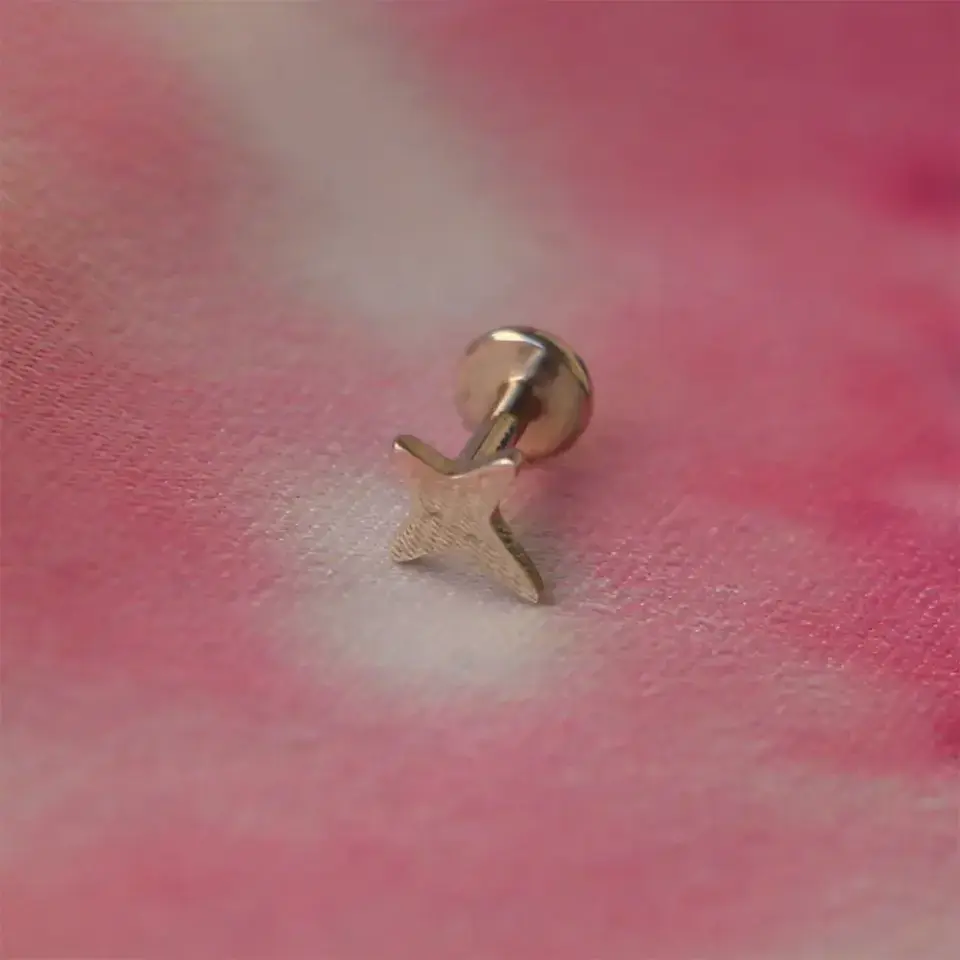 Arkası düz vidalı gümüş yıldız piercing