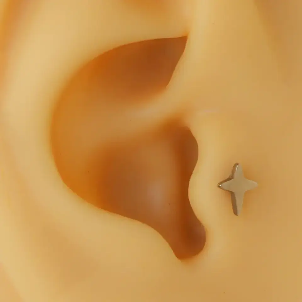 Gümüş renk kutup yıldızı tasarım 316L cerrahi çelik tragus piercing.