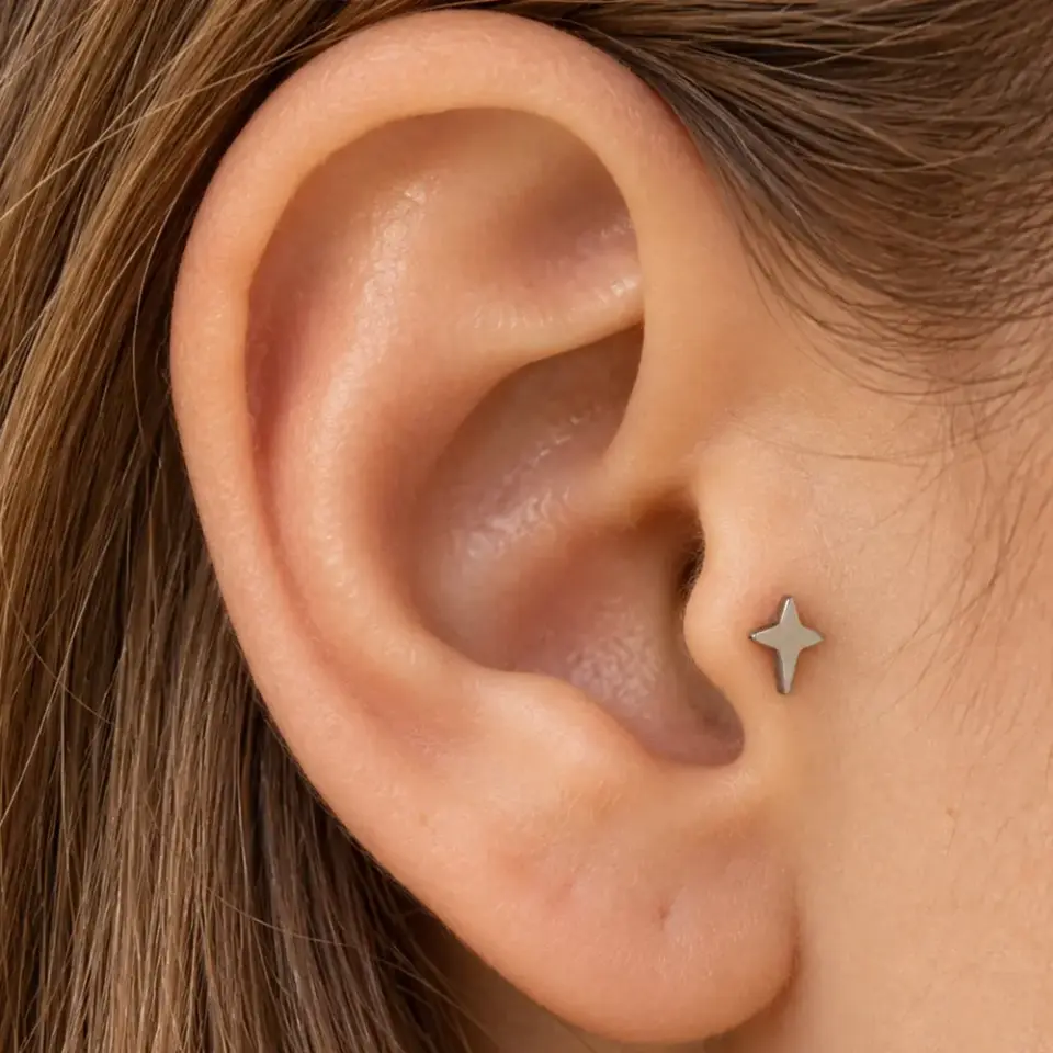 kutup-yildizi-gumus-tragus-piercing