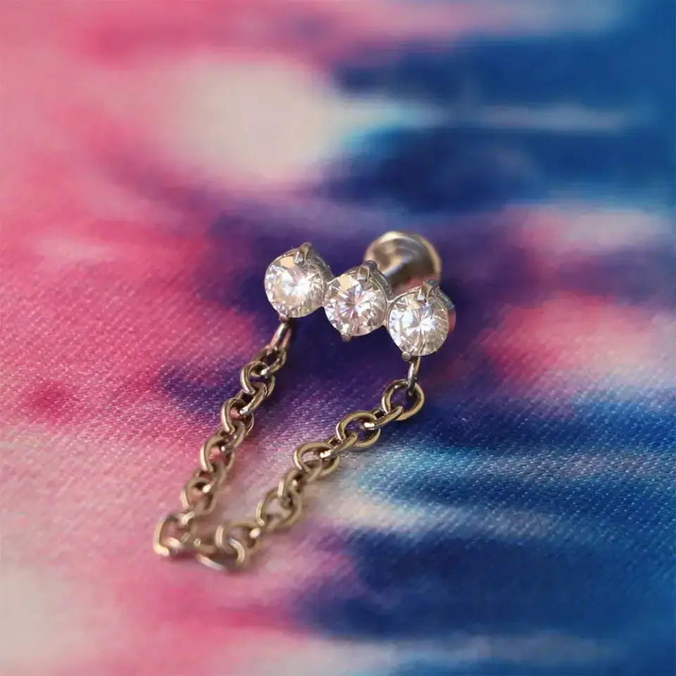 Üç taşlı zincirli kıkırdak küpesi gümüş renk helix ve lobe uyumlu vidalı piercing modeli.