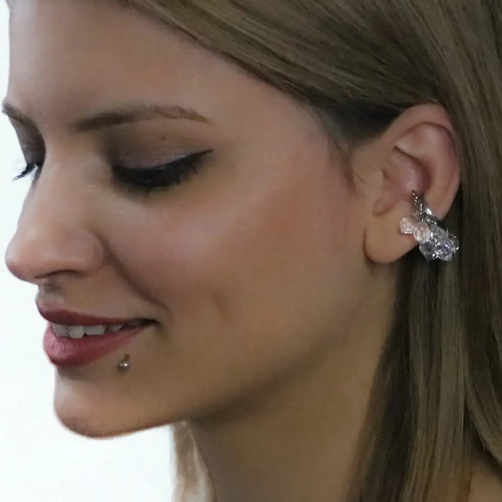 Gümüş rengi kristal taşlı Aylin model deliksiz ear cuff küpe