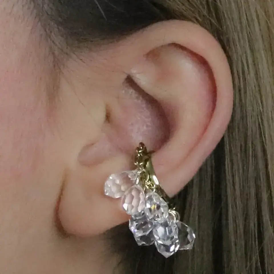 Kulak deldirmeden takılan kristal damla detaylı deliksiz ear cuff küpe