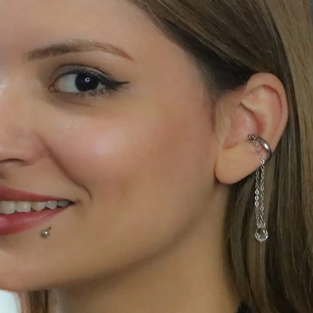 Uzun zincirli ve kristal taşlı gümüş rengi deliksiz ear cuff küpe modeli