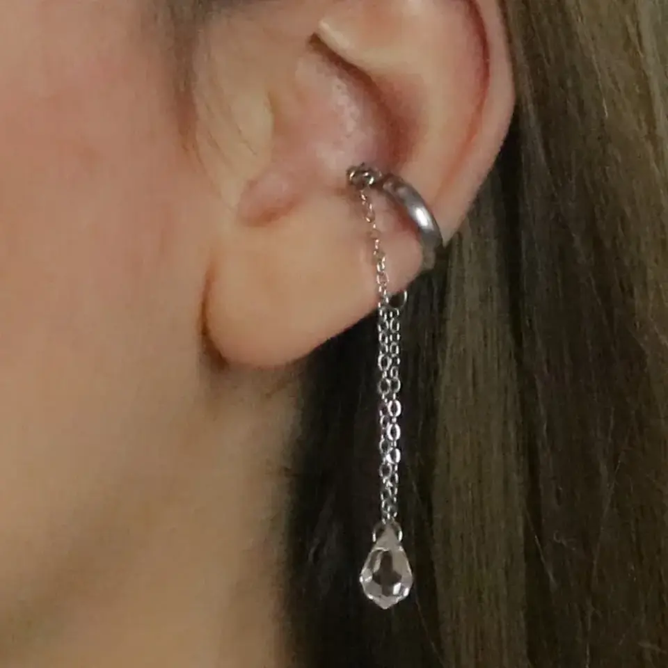 Kulak deldirmeden takılan kristal salkım detaylı deliksiz ear cuff küpe
