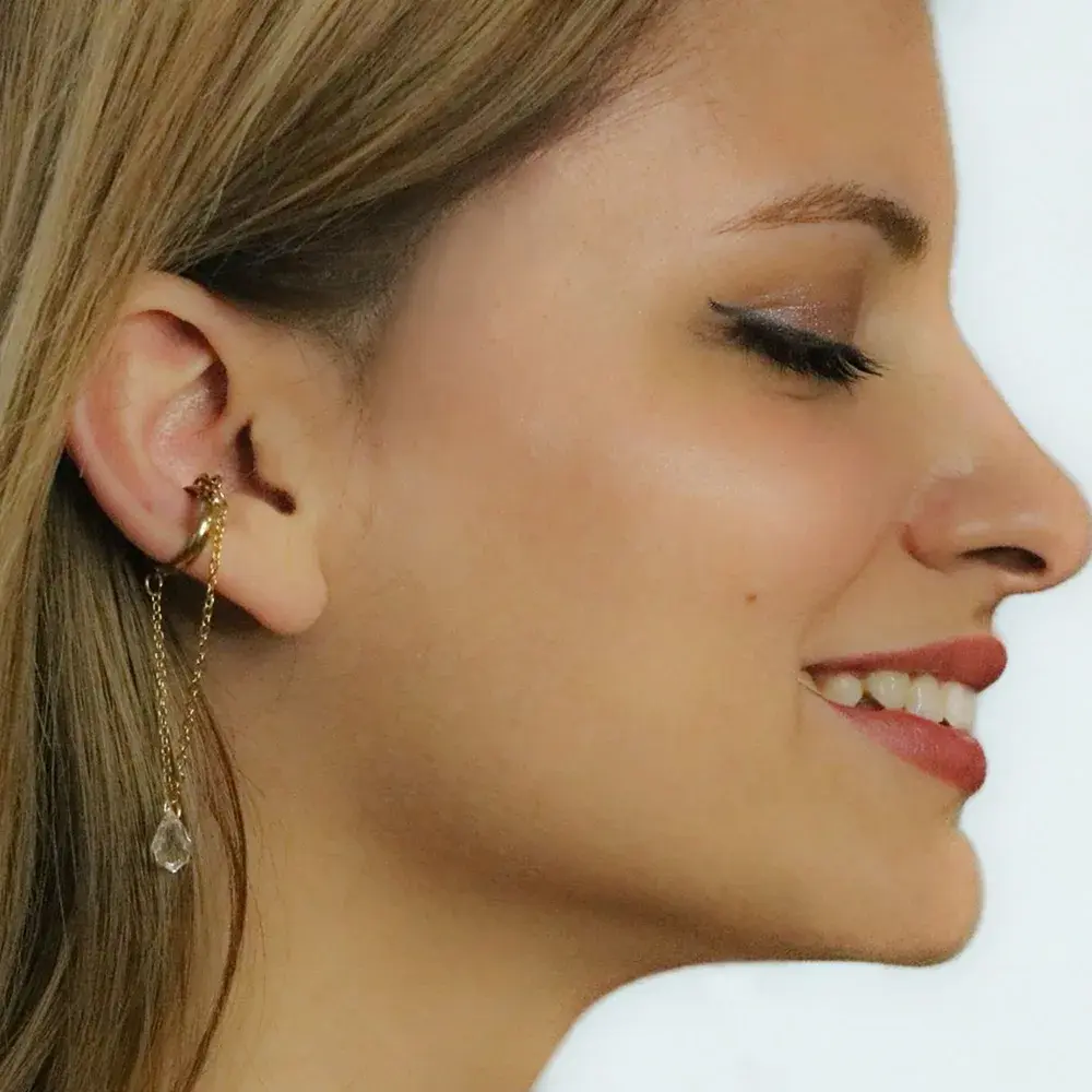 Altın rengi zincirli ve kristal taşlı deliksiz ear cuff küpe