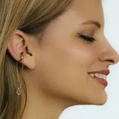 Altın rengi zincirli ve kristal taşlı deliksiz ear cuff küpe