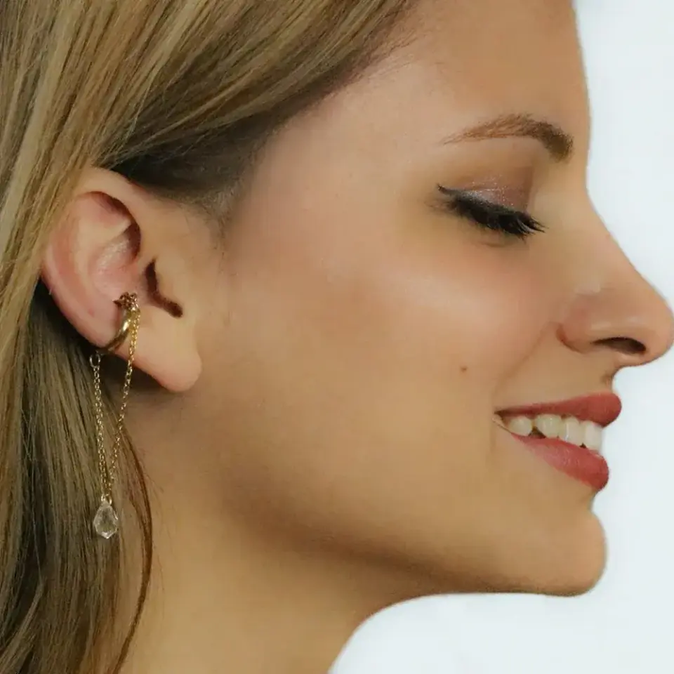 Altın rengi zincirli ve kristal taşlı deliksiz ear cuff küpe
