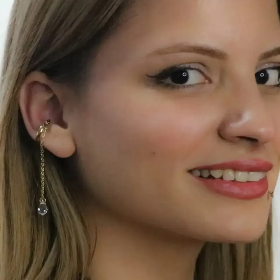 Kulak kıkırdağı için deliksiz ear cuff küpe kullanımı