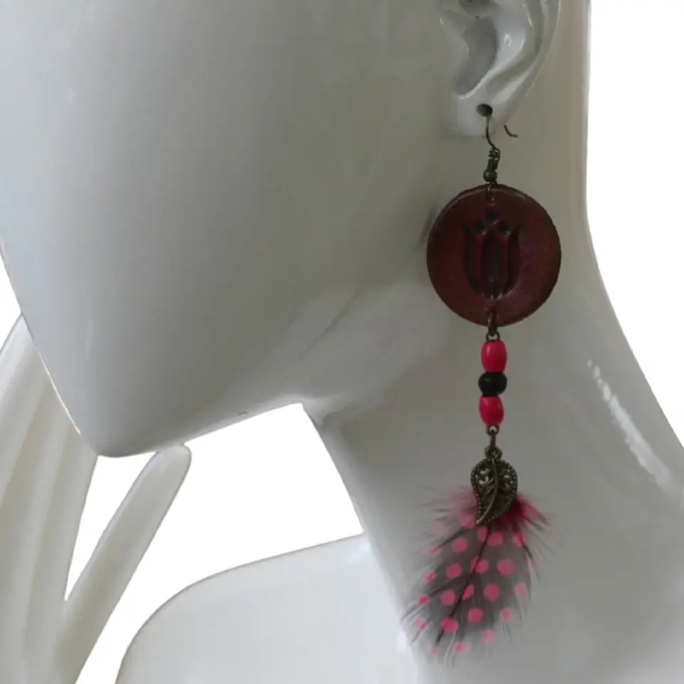 Boho stilini tamamlayan antik sarı ahşap boncuklu el yapımı deri küpe