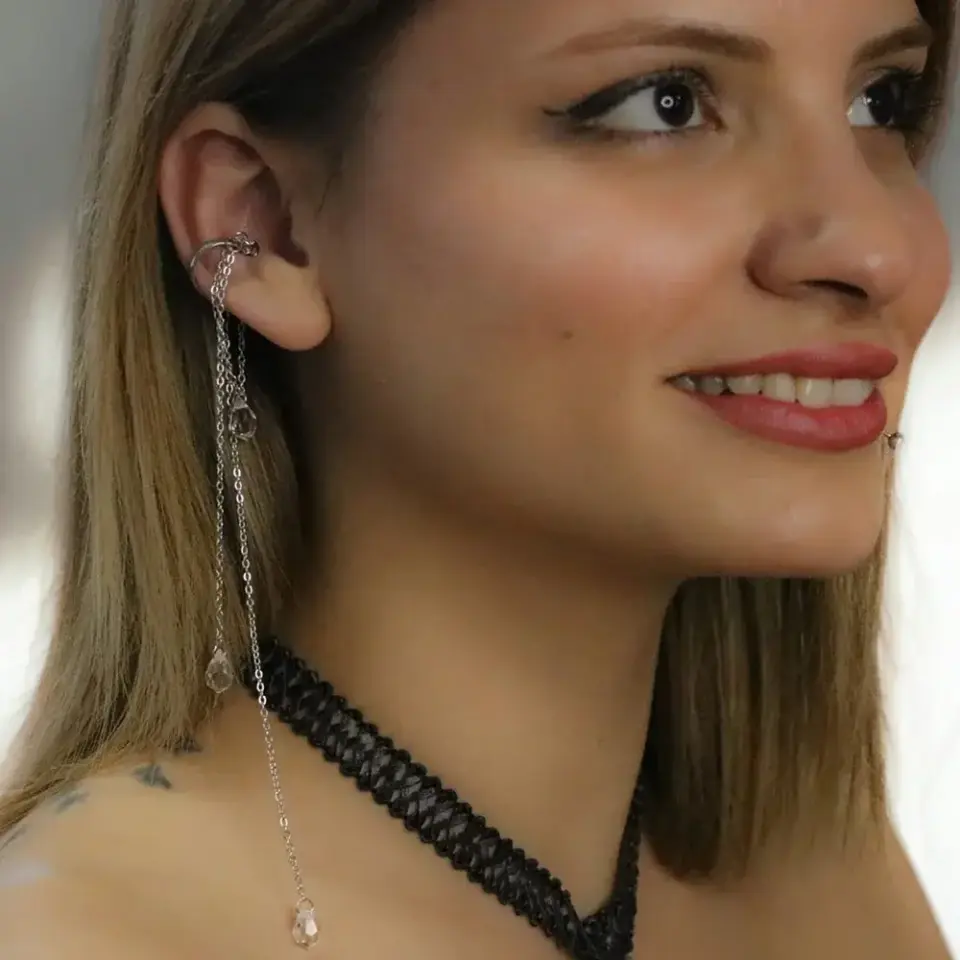 Gümüş rengi sallantılı zincir detaylı deliksiz ear cuff küpe