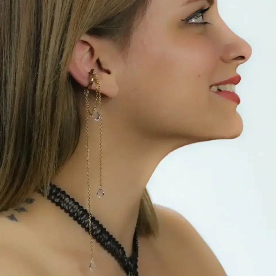Altın rengi uzun zincirli ve kristal taşlı deliksiz ear cuff küpe