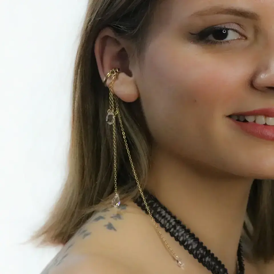 Sallantılı zincir detaylı altın rengi deliksiz ear cuff küpe kullanımı
